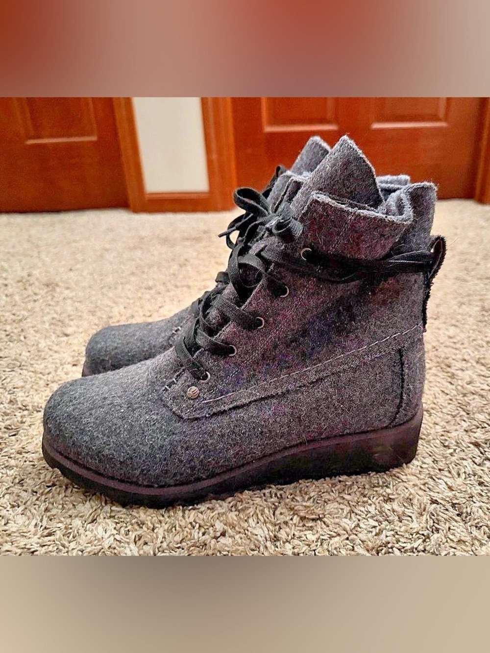 Bearpaw Krista Gray & Black Lace-Up Winter Boots US 11